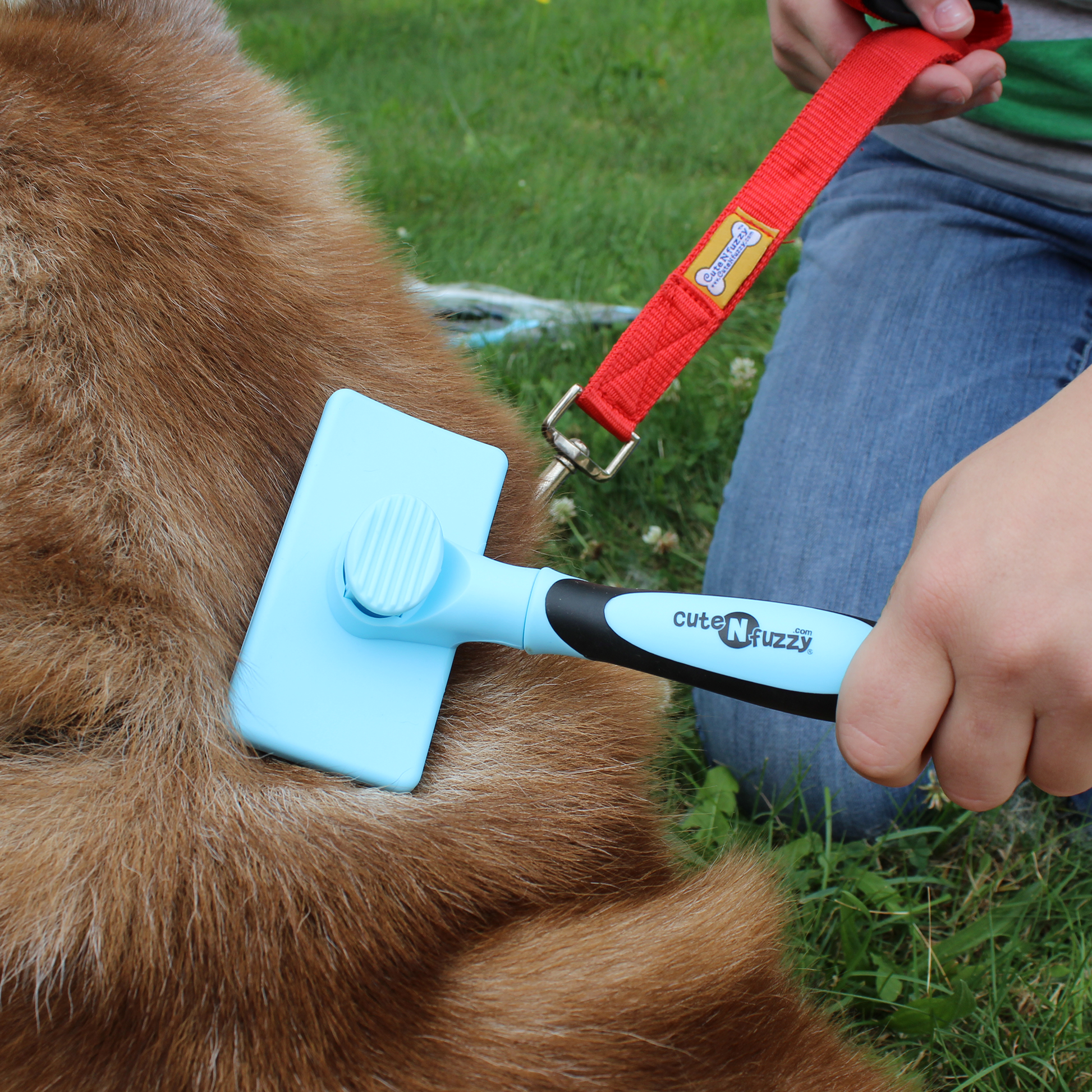 Self Cleaning Pet Slicker Brush by cuteNfuzzy® Lifestyle 